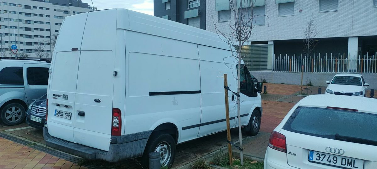 Furgón de Mudanzas Vallecas disponible para alquiler con conductor profesional