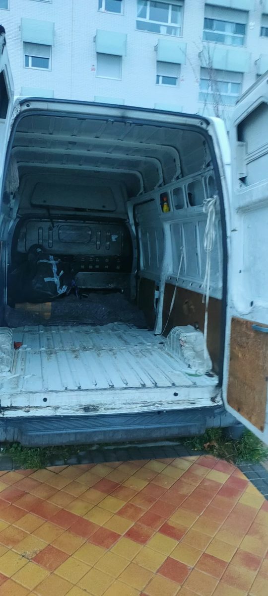 Interior del furgón de mudanzas con las puertas traseras abiertas